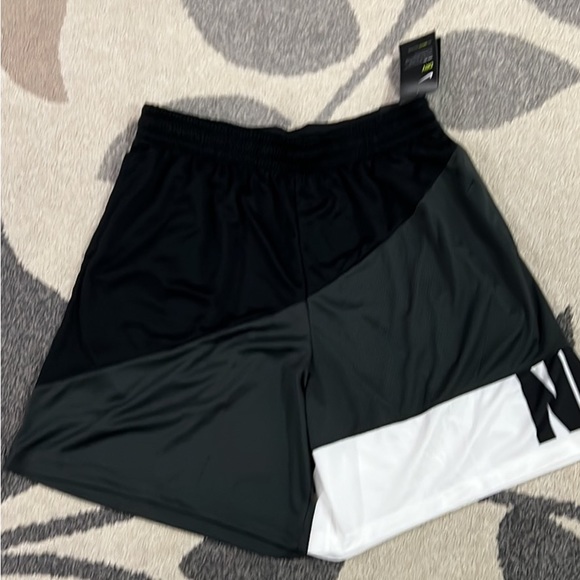 Nike Men’s Loose Fit Shorts - New - Picture 2 of 6